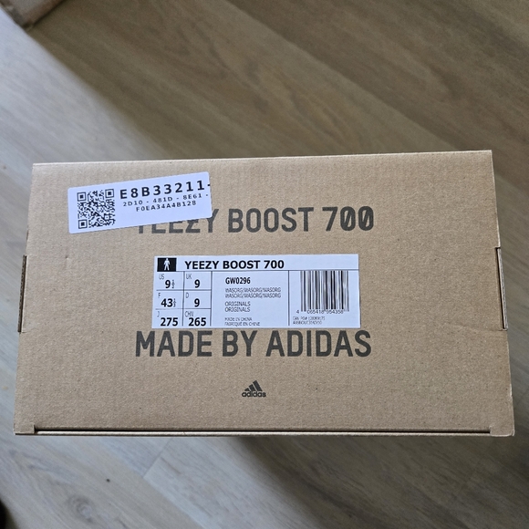 Brand new Yeezy 700 washed orange us size 9.5 - Picture 11 of 13